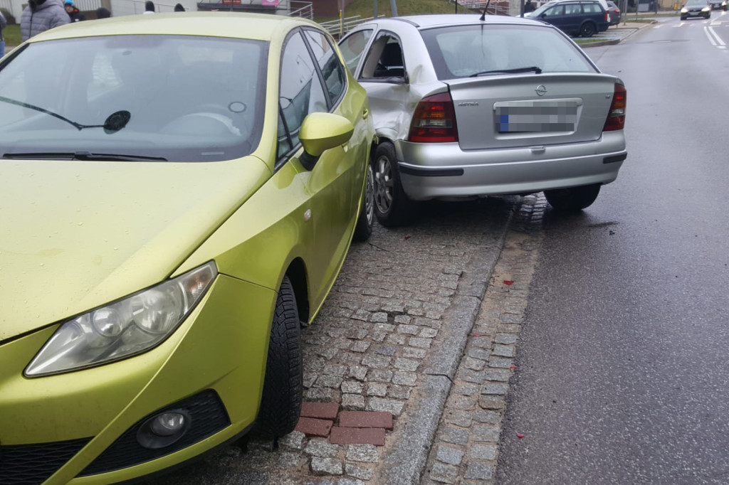Kolizja na głównej ulicy Szczecinka. Trzy auta rozbite