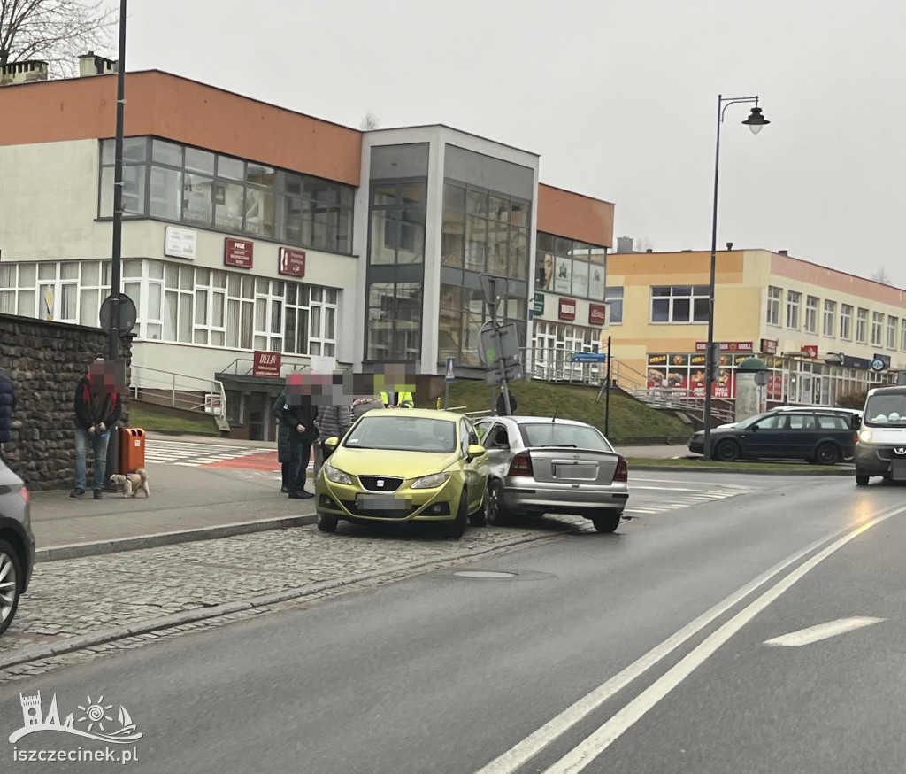 Kolizja na głównej ulicy Szczecinka. Trzy auta rozbite
