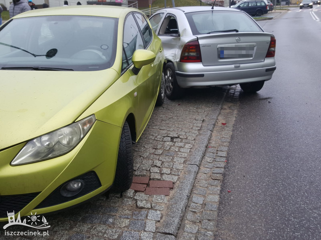 Kolizja na głównej ulicy Szczecinka. Trzy auta rozbite