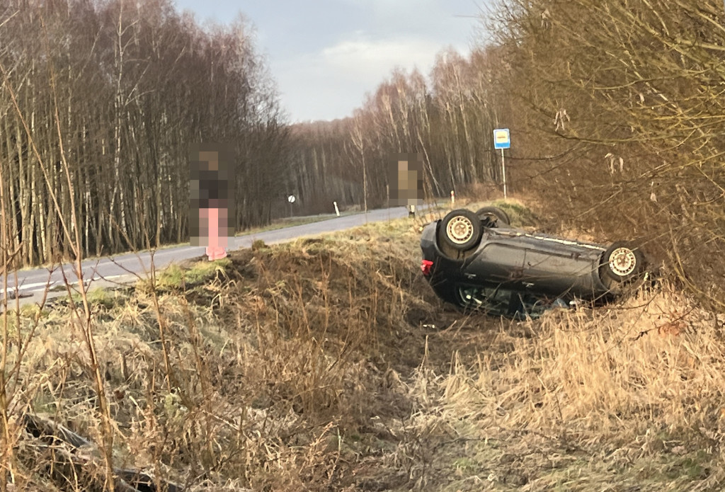 Drogowcy zaspali. Szklanka na drogach, samochody w rowach i na dachu