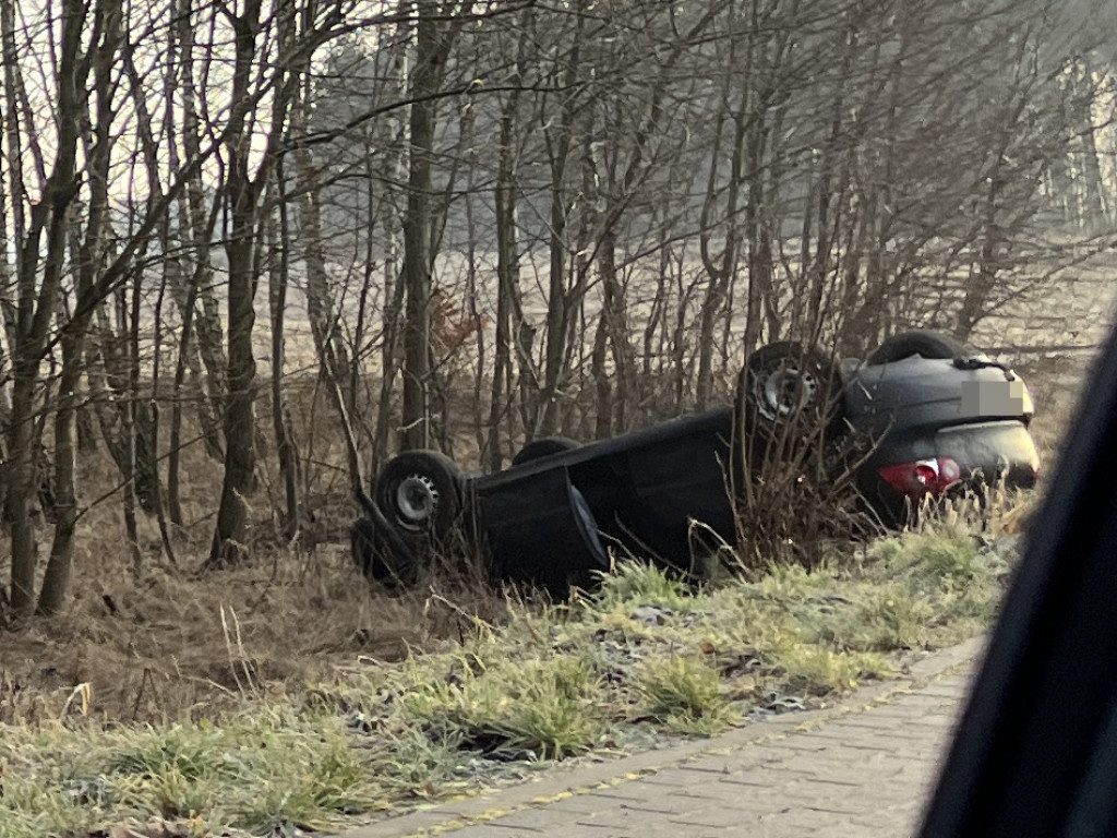 Drogowcy zaspali. Szklanka na drogach, samochody w rowach i na dachu