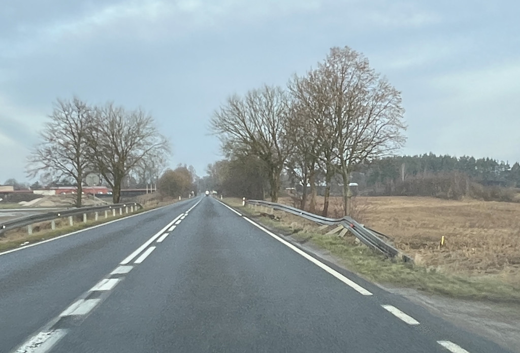 Drogowcy zaspali. Szklanka na drogach, samochody w rowach i na dachu