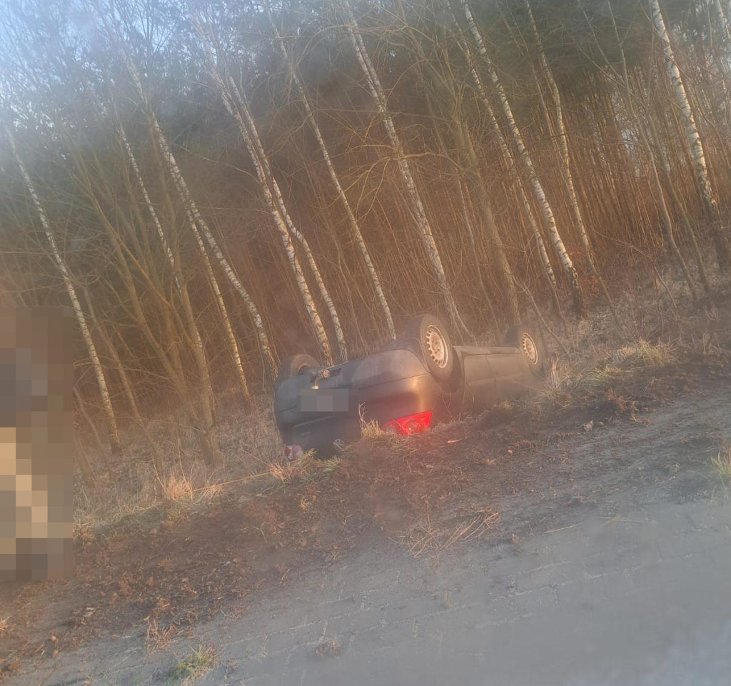 Drogowcy zaspali. Szklanka na drogach, samochody w rowach i na dachu