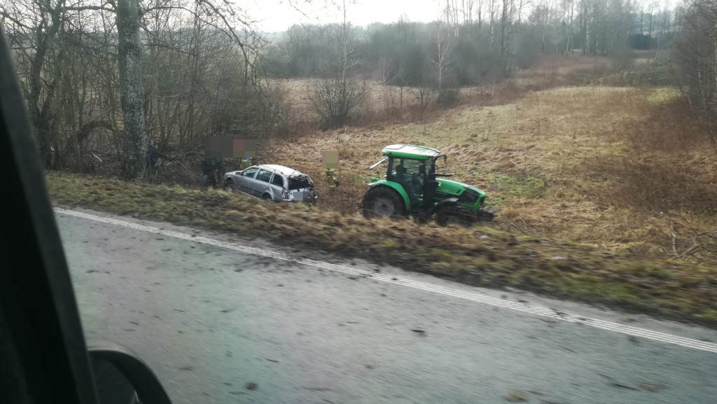 Drogowcy zaspali. Szklanka na drogach, samochody w rowach i na dachu