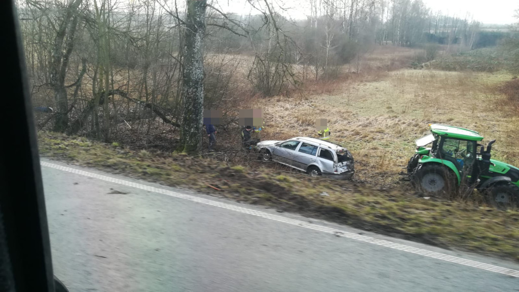 Drogowcy zaspali. Szklanka na drogach, samochody w rowach i na dachu