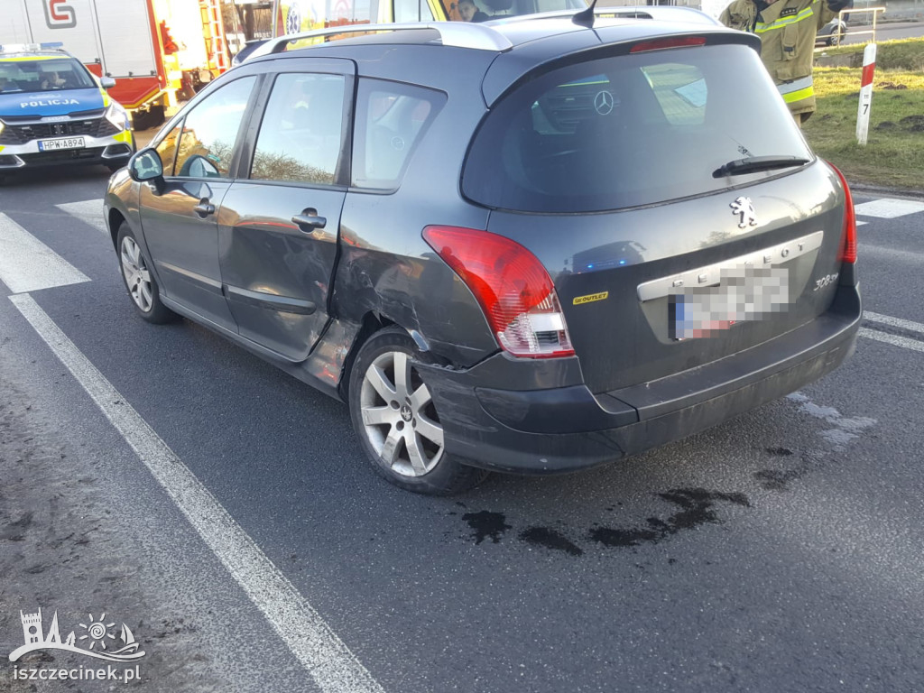 Wypadek na skrzyżowaniu Kaszubskiej z Narutowicza.