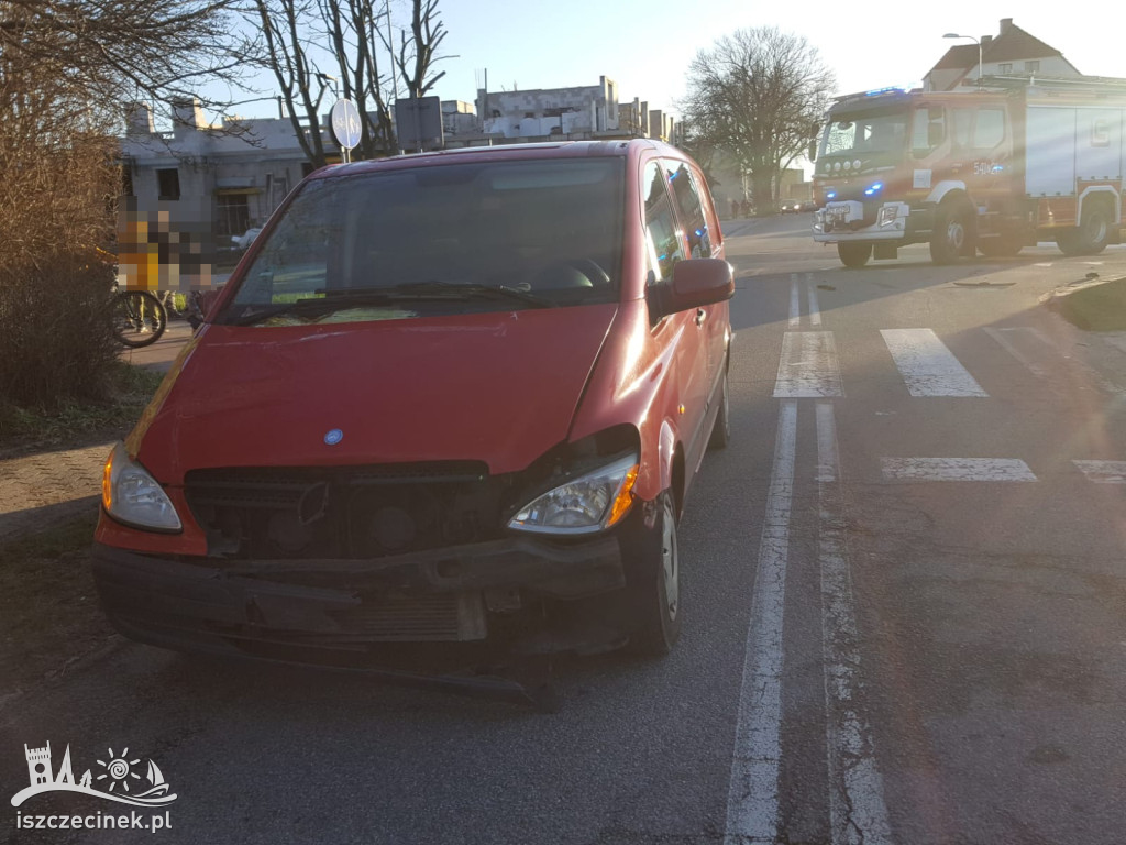 Wypadek na skrzyżowaniu Kaszubskiej z Narutowicza.