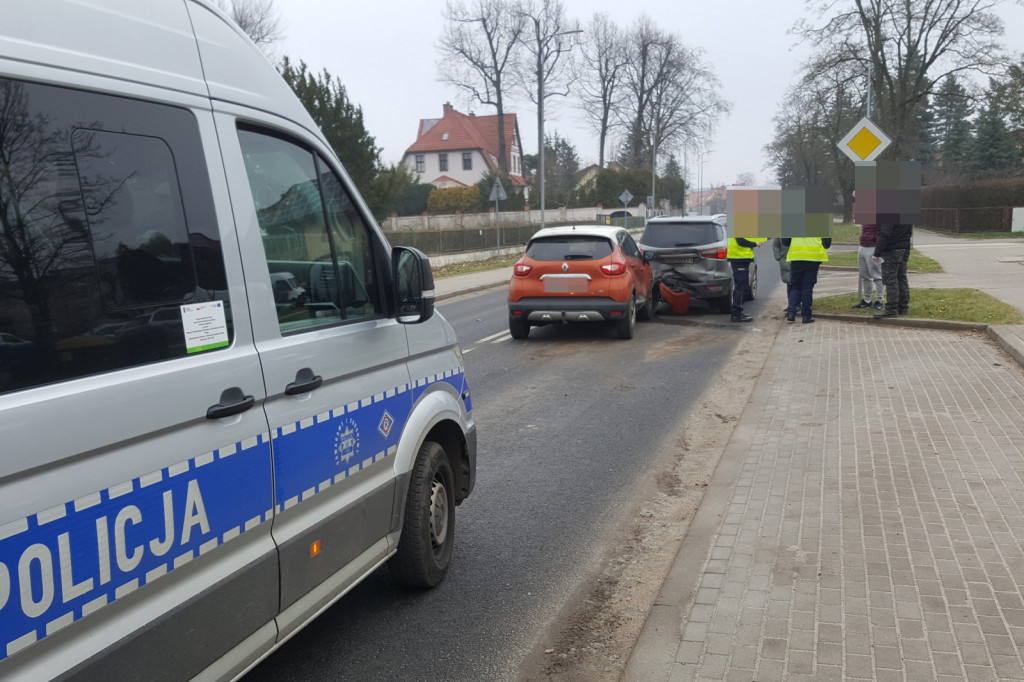 SZCZECINEK. Renówka wjechała w tył forda. To było mocne uderzenie [ZDJĘCIA]