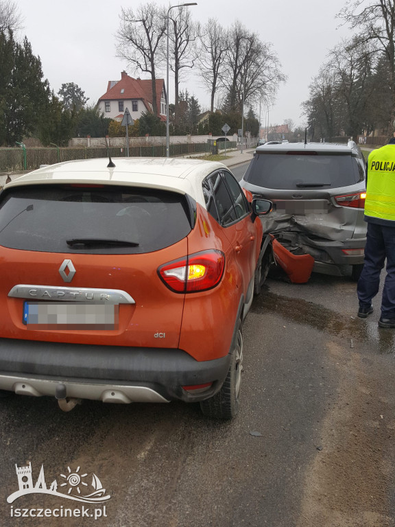 SZCZECINEK. Renówka wjechała w tył forda. To było mocne uderzenie [ZDJĘCIA]