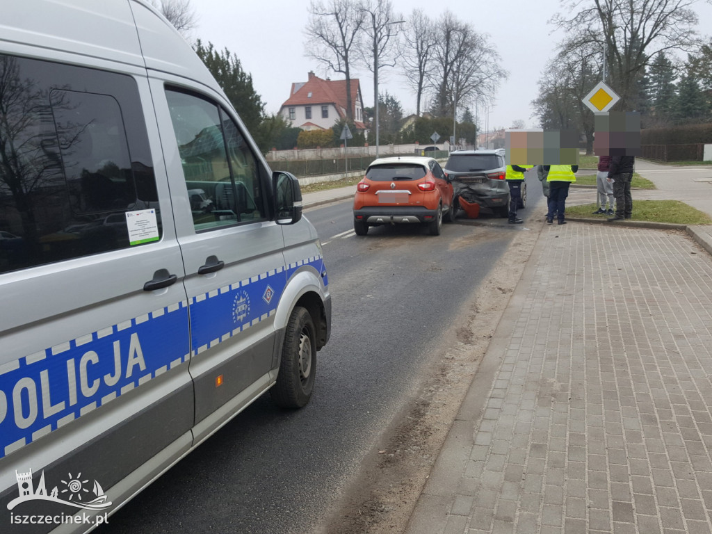 SZCZECINEK. Renówka wjechała w tył forda. To było mocne uderzenie [ZDJĘCIA]
