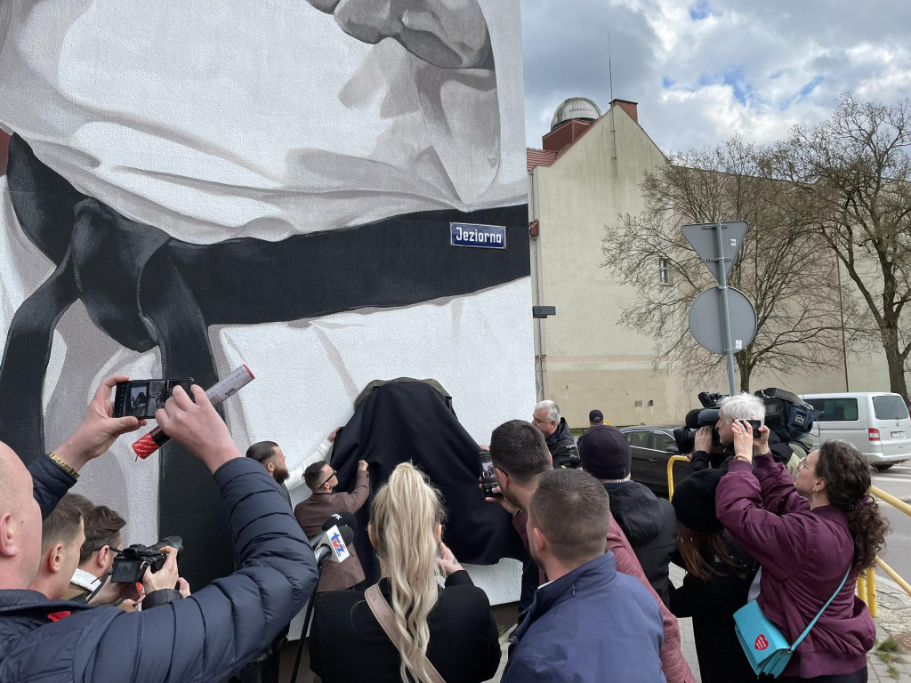 Odsłonięto mural upamiętniający Krzysztofa Pajewskiego