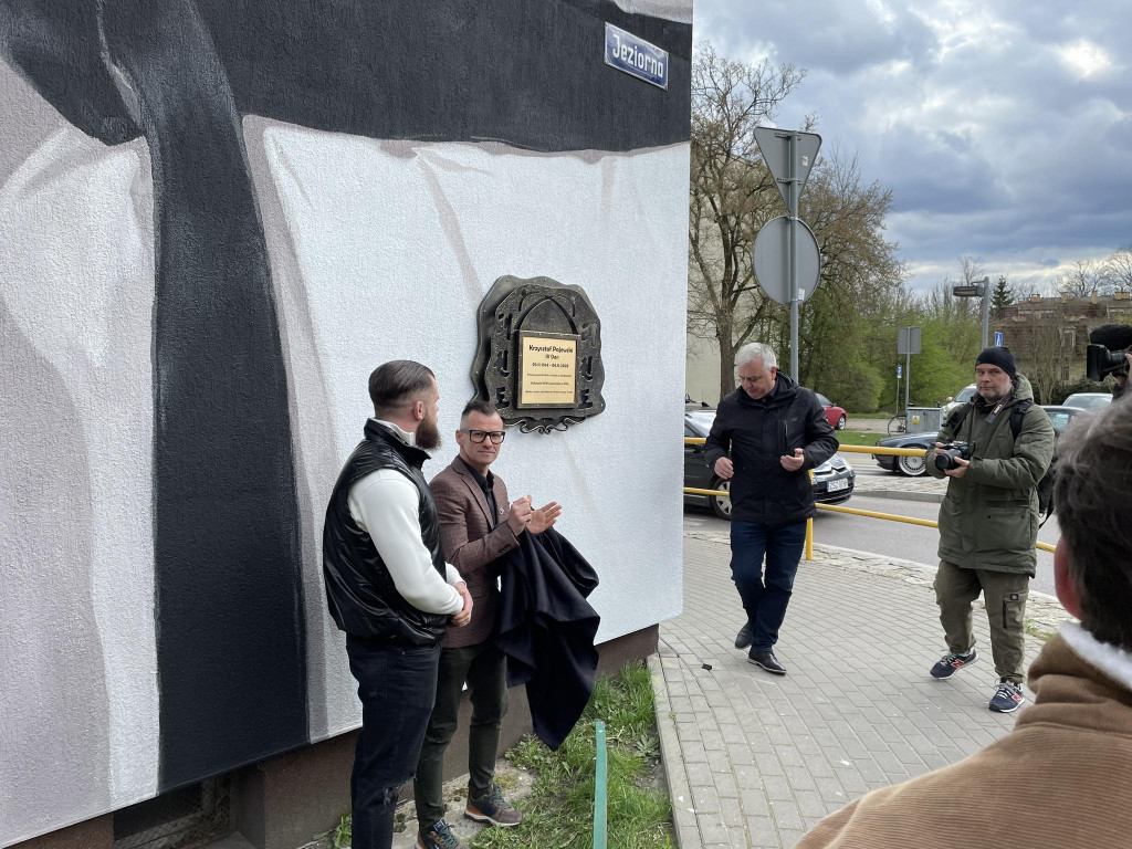 Odsłonięto mural upamiętniający Krzysztofa Pajewskiego