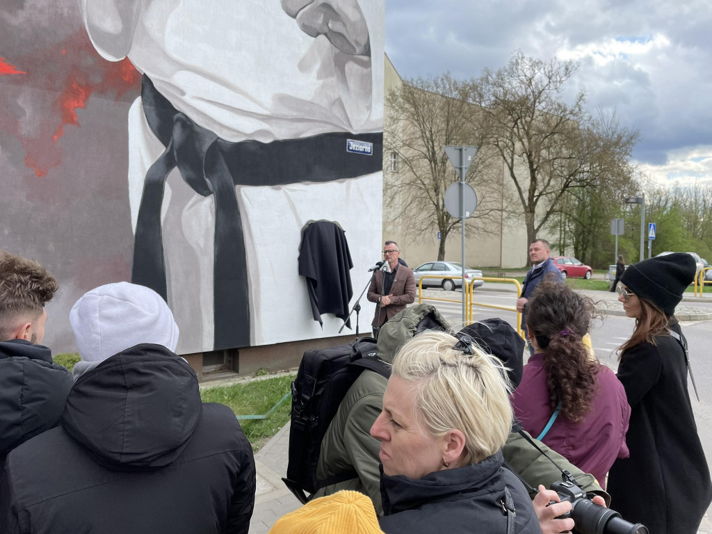 Odsłonięto mural upamiętniający Krzysztofa Pajewskiego