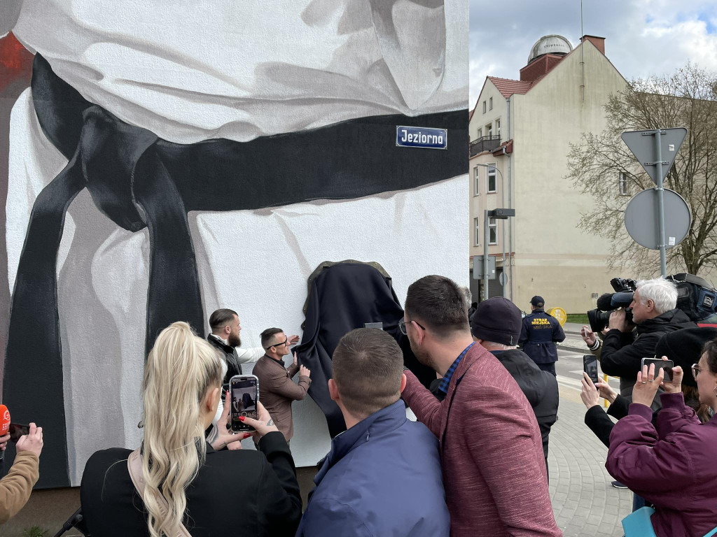 Odsłonięto mural upamiętniający Krzysztofa Pajewskiego