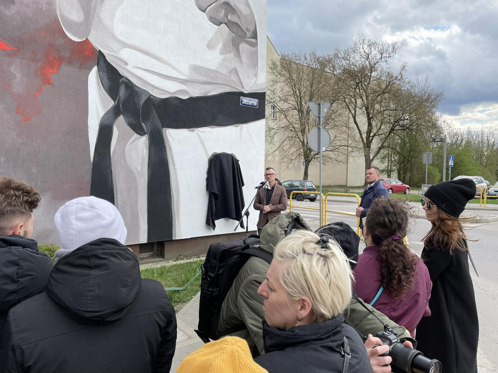 Odsłonięto mural upamiętniający Krzysztofa Pajewskiego