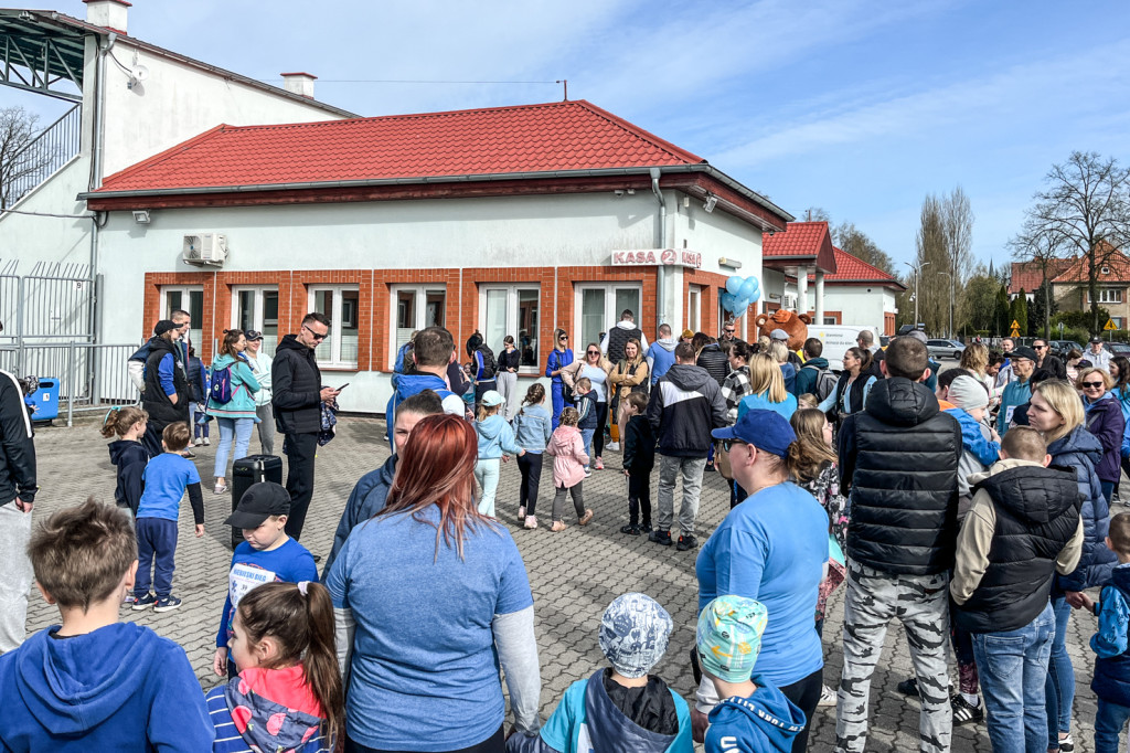 Przedszkolaki z MIsia wspólnie z rodzicami pobiegli w Niebieskim Biegu
