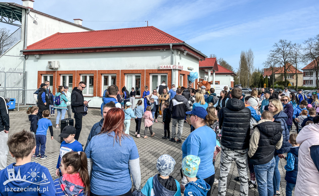 Przedszkolaki z MIsia wspólnie z rodzicami pobiegli w Niebieskim Biegu