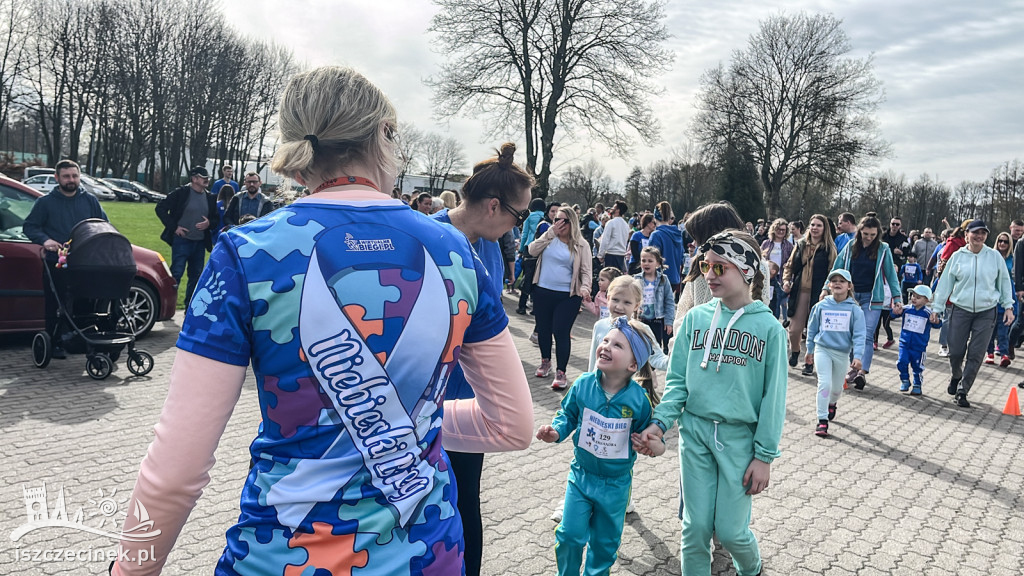 Przedszkolaki z MIsia wspólnie z rodzicami pobiegli w Niebieskim Biegu