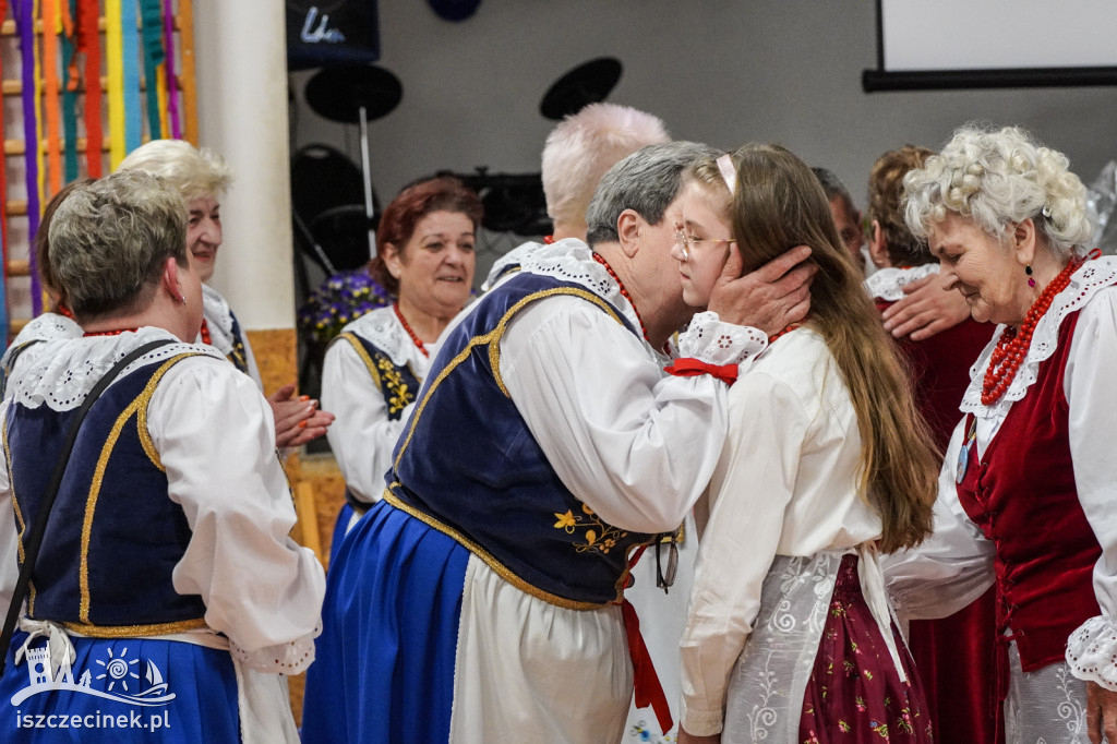 Od czterdziestu lat bawią i pielęgnują tradycję. Okrągły jubileusz Kumoszek z Parsęcka