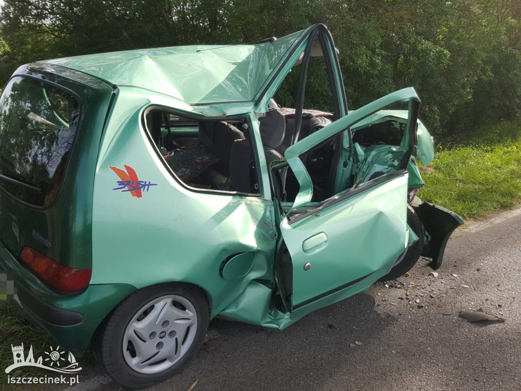 Wypadek pod Czarnem. Fiat rozbił się na drzewie