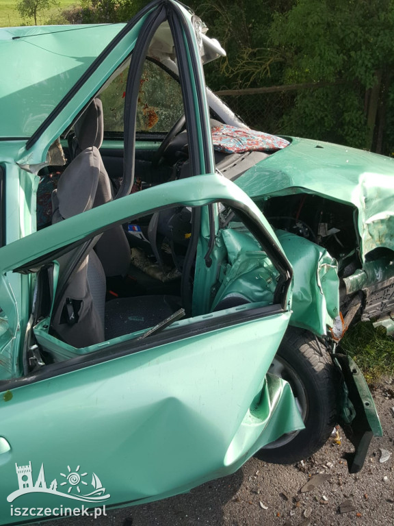 Wypadek pod Czarnem. Fiat rozbił się na drzewie