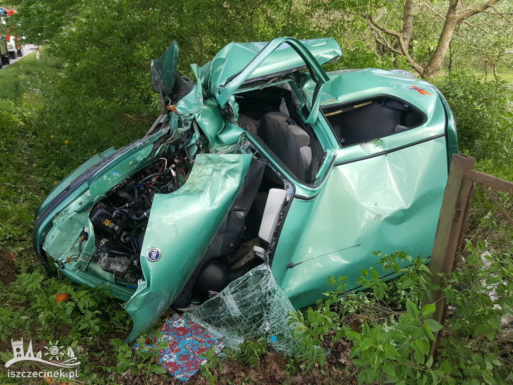 Wypadek pod Czarnem. Fiat rozbił się na drzewie