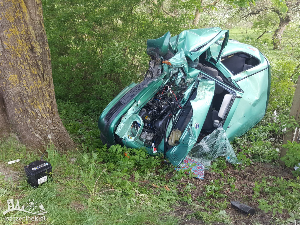 Wypadek pod Czarnem. Fiat rozbił się na drzewie