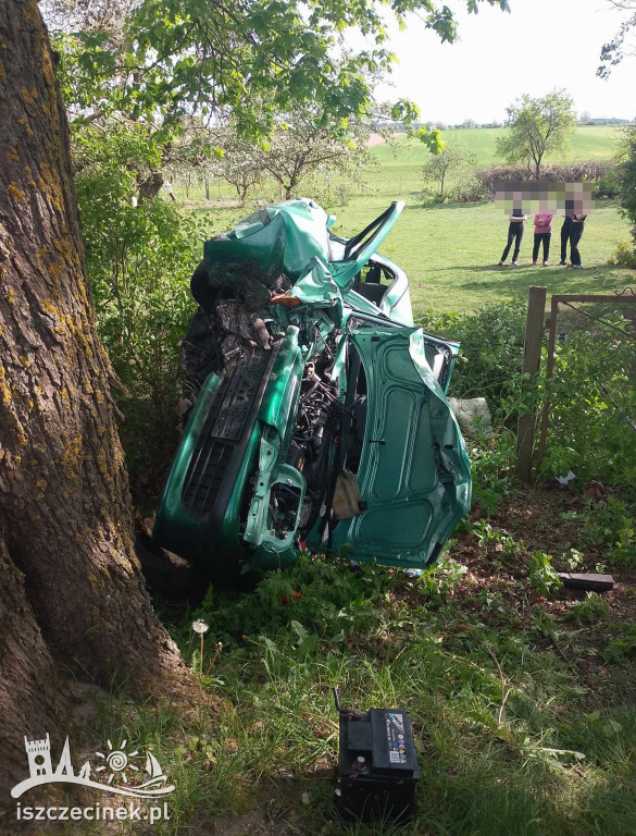 Wypadek pod Czarnem. Fiat rozbił się na drzewie