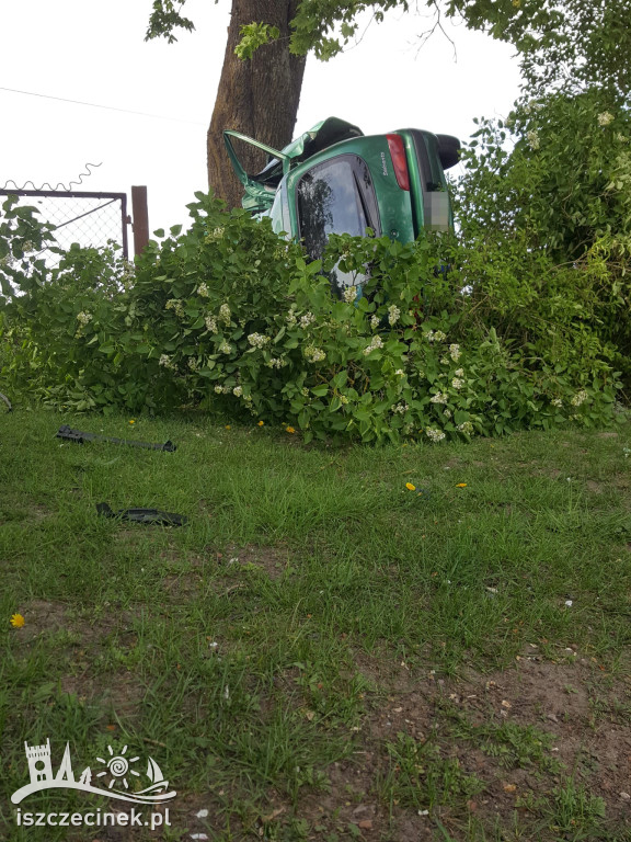 Wypadek pod Czarnem. Fiat rozbił się na drzewie