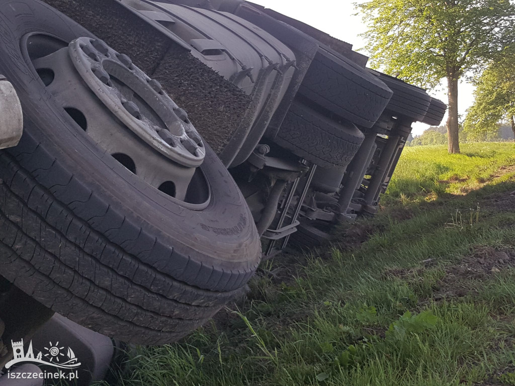 Ciężarówka w rowie na DK11. Droga będzie zablokowana
