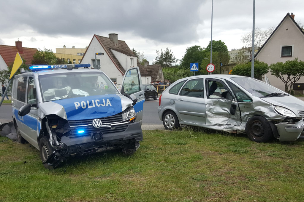 Wyjechał przed jadący na sygnale radiowóz. Wypadek na skrzyżowaniu ZDJĘCIA