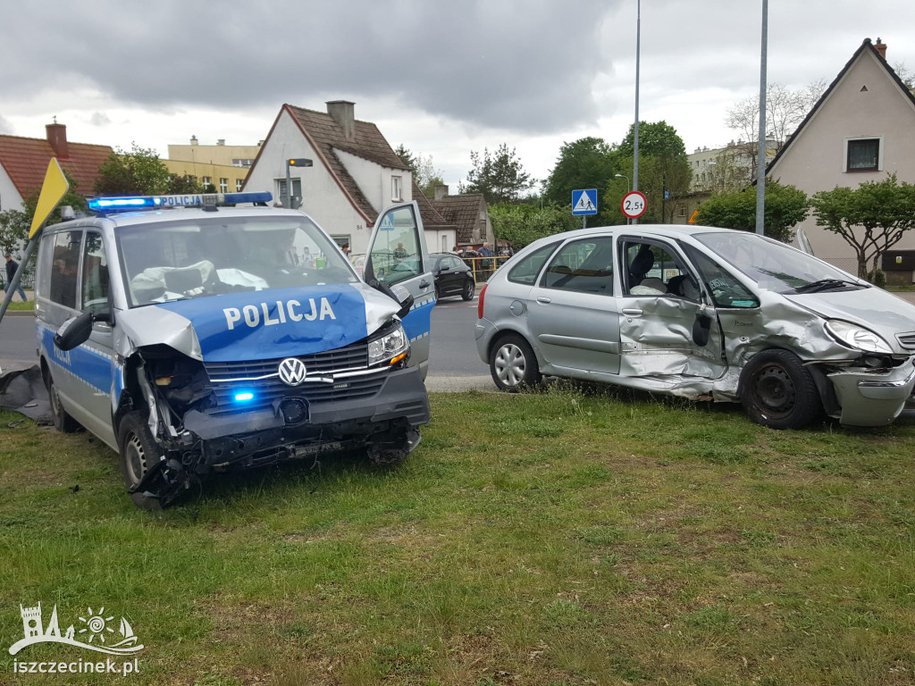 Wyjechał przed jadący na sygnale radiowóz. Wypadek na skrzyżowaniu ZDJĘCIA