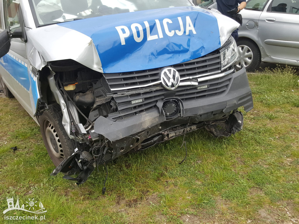 Wyjechał przed jadący na sygnale radiowóz. Wypadek na skrzyżowaniu ZDJĘCIA