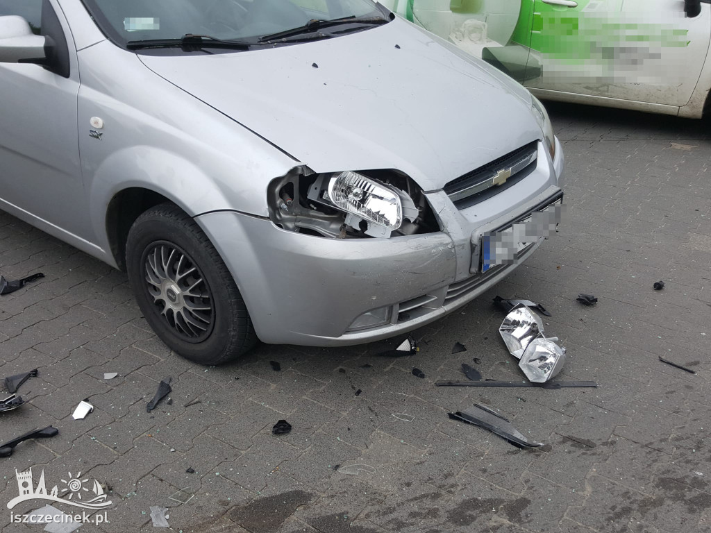 Wyjechał przed jadący na sygnale radiowóz. Wypadek na skrzyżowaniu ZDJĘCIA