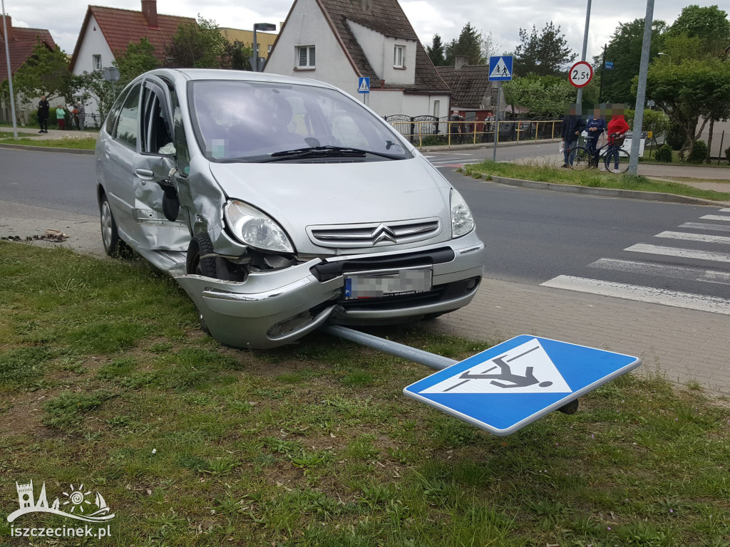 Wyjechał przed jadący na sygnale radiowóz. Wypadek na skrzyżowaniu ZDJĘCIA