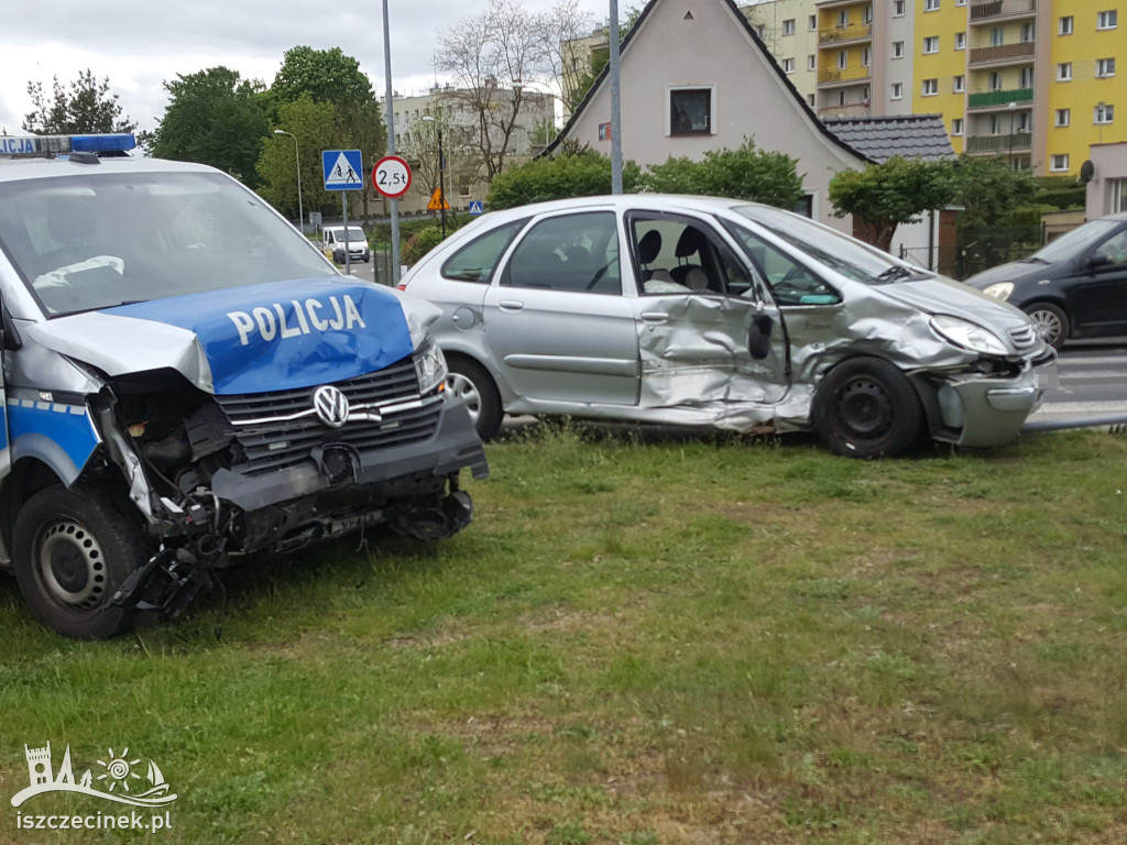 Wyjechał przed jadący na sygnale radiowóz. Wypadek na skrzyżowaniu ZDJĘCIA