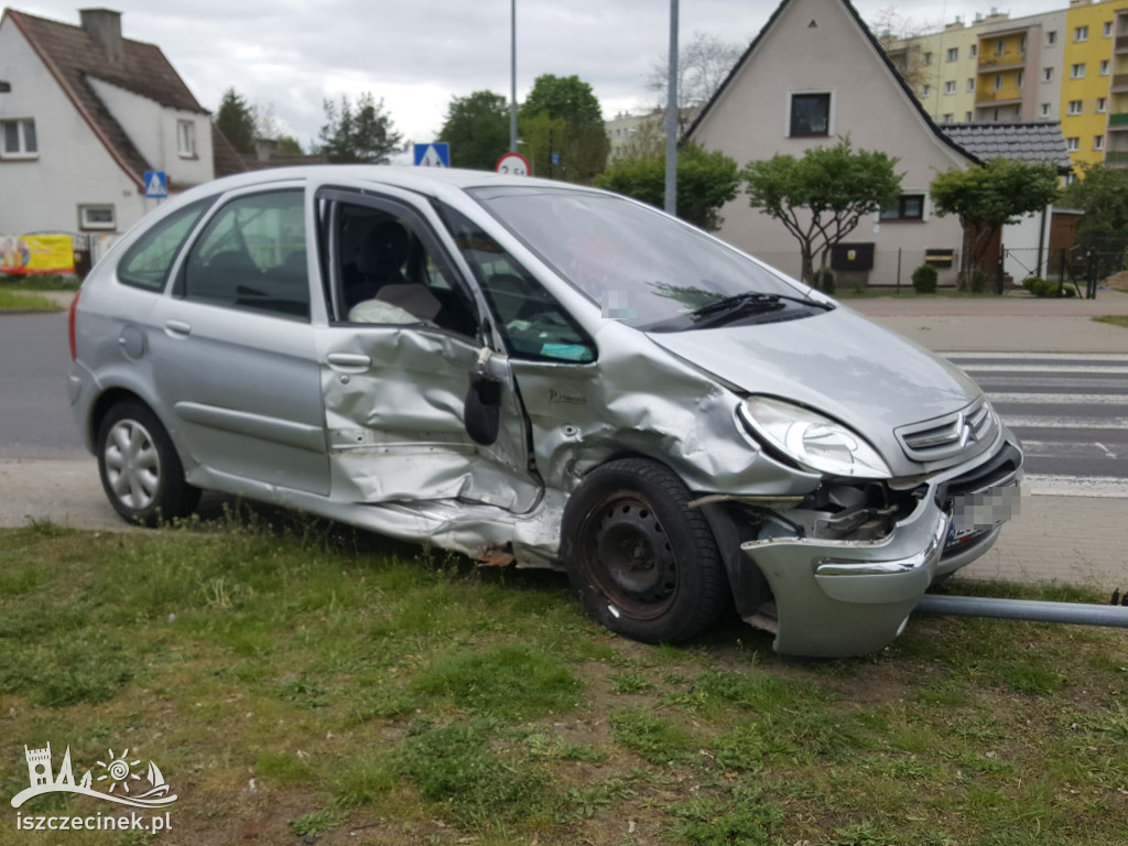 Wyjechał przed jadący na sygnale radiowóz. Wypadek na skrzyżowaniu ZDJĘCIA