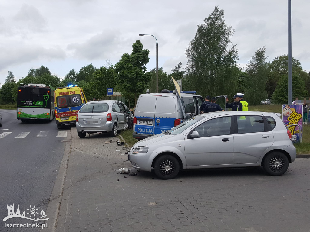 Wyjechał przed jadący na sygnale radiowóz. Wypadek na skrzyżowaniu ZDJĘCIA