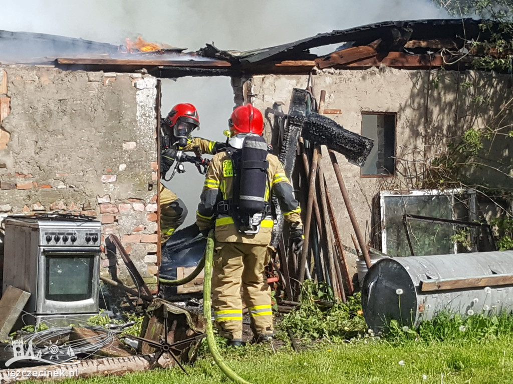 Pożar budynku gospodarczego pod Szczecinkiem. Kłęby czarnego dymu widoczne były z daleka