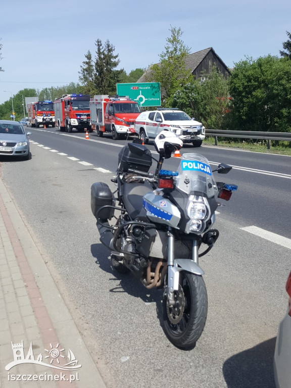 Pożar budynku gospodarczego pod Szczecinkiem. Kłęby czarnego dymu widoczne były z daleka