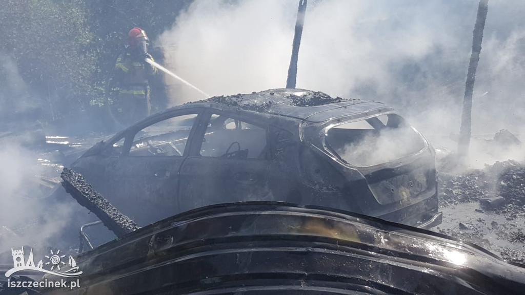 Pożar budynku gospodarczego pod Szczecinkiem. Kłęby czarnego dymu widoczne były z daleka