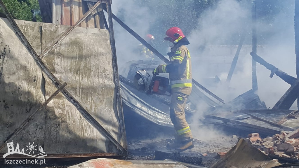 Pożar budynku gospodarczego pod Szczecinkiem. Kłęby czarnego dymu widoczne były z daleka