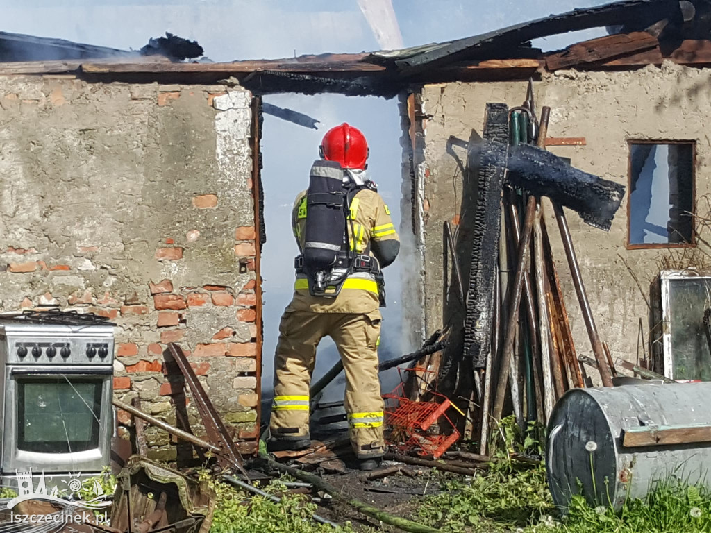 Pożar budynku gospodarczego pod Szczecinkiem. Kłęby czarnego dymu widoczne były z daleka