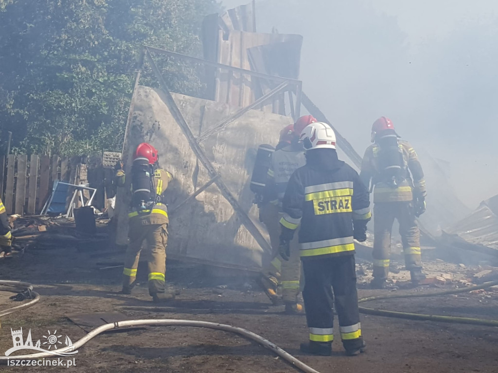 Pożar budynku gospodarczego pod Szczecinkiem. Kłęby czarnego dymu widoczne były z daleka