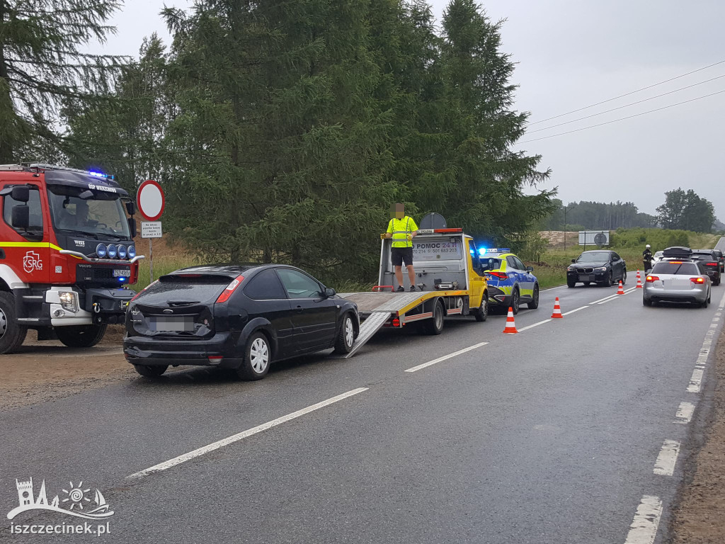 Chwila nieuwagi i trzy pojazdy rozbite. Kolizja na krajowej 