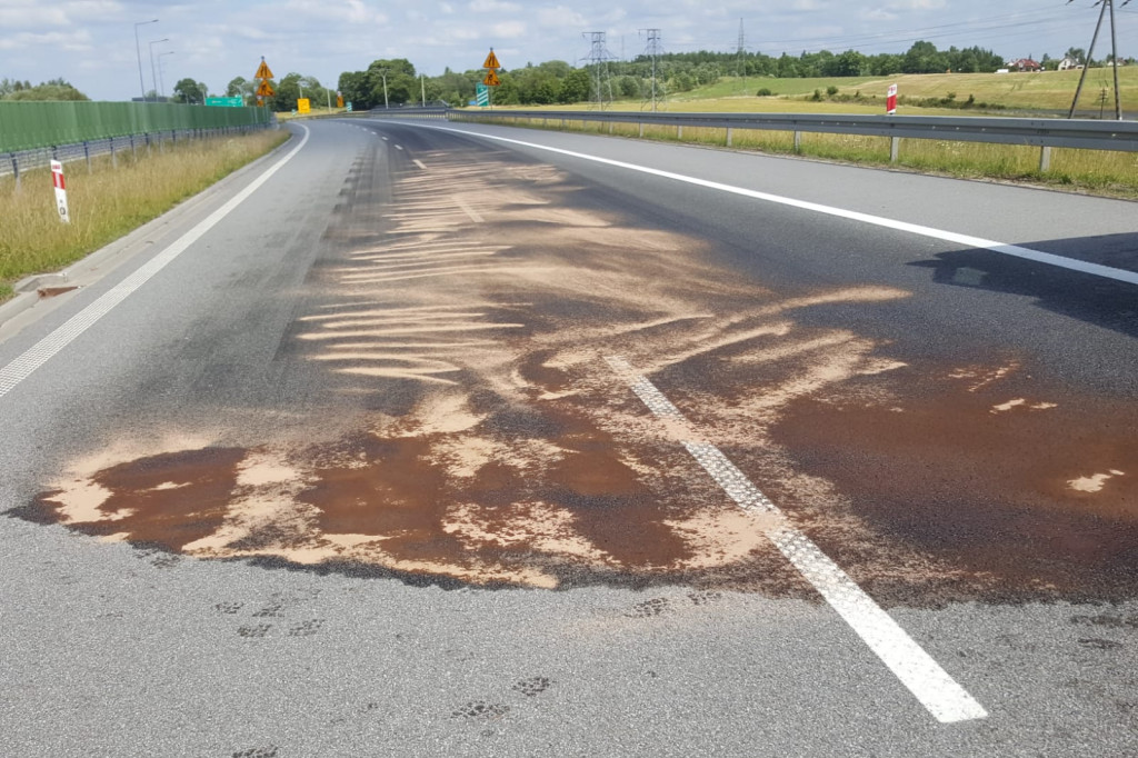 Olej napędowy rozlał się na drogę ekspresową