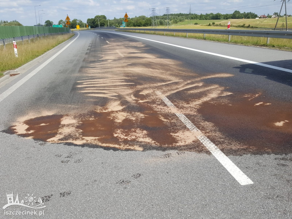 Olej napędowy rozlał się na drogę ekspresową