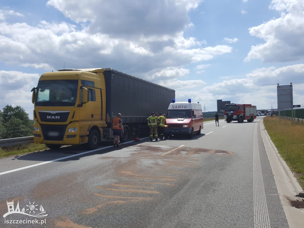 Olej napędowy rozlał się na drogę ekspresową