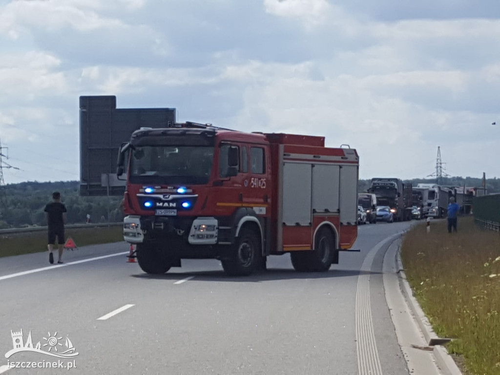 Olej napędowy rozlał się na drogę ekspresową