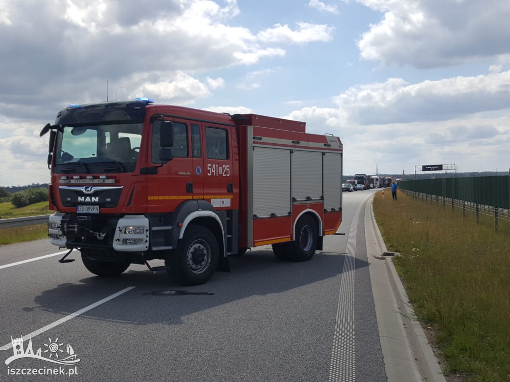 Olej napędowy rozlał się na drogę ekspresową